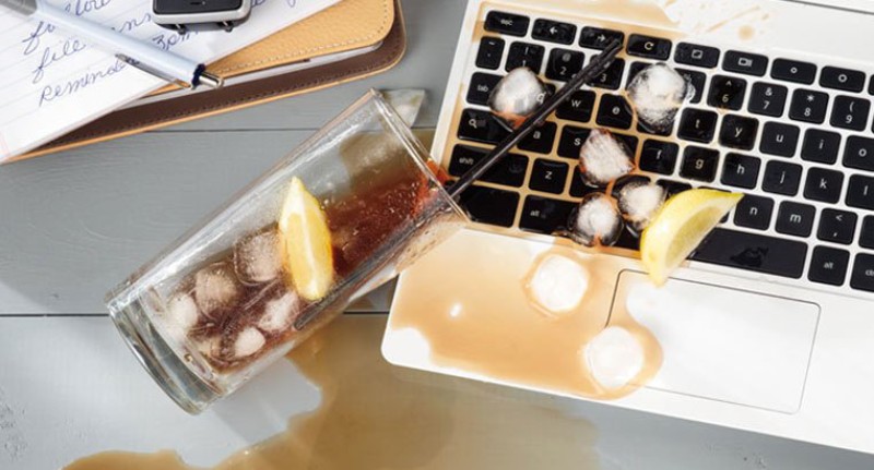 Thói quen ăn uống khi làm việc vô tình làm đổ nước hay vương vãi thức ăn lên bàn phím laptop
