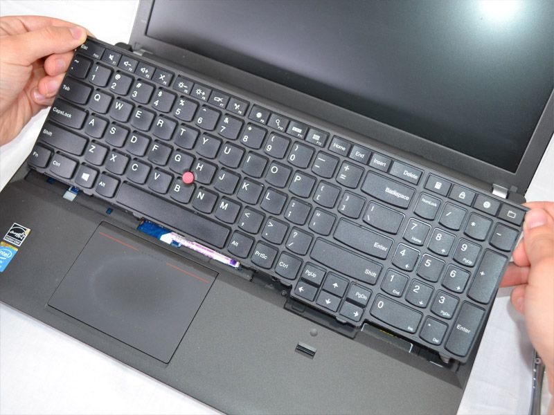 Quy trình thay thế bàn phím laptop tại laptop uy tín diễn ra vô cùng nhanh chóng mà lại mang lại hiệu quả cao